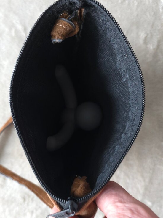 Cross body bag with suede accent. New without tags - Picture 4 of 5